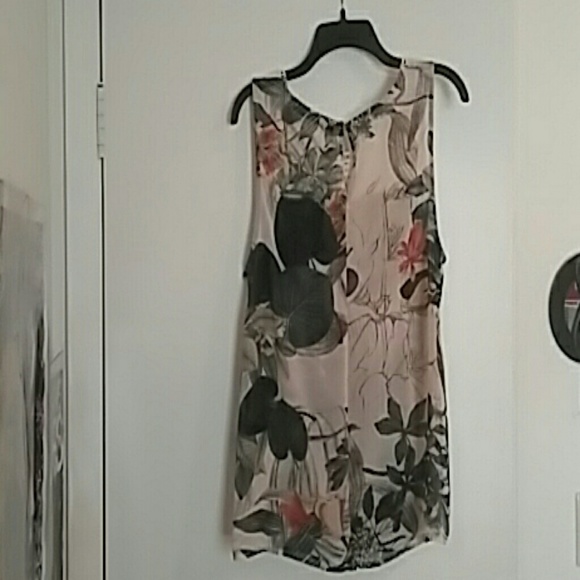 Sleevless Flowy Top - Picture 3 of 4